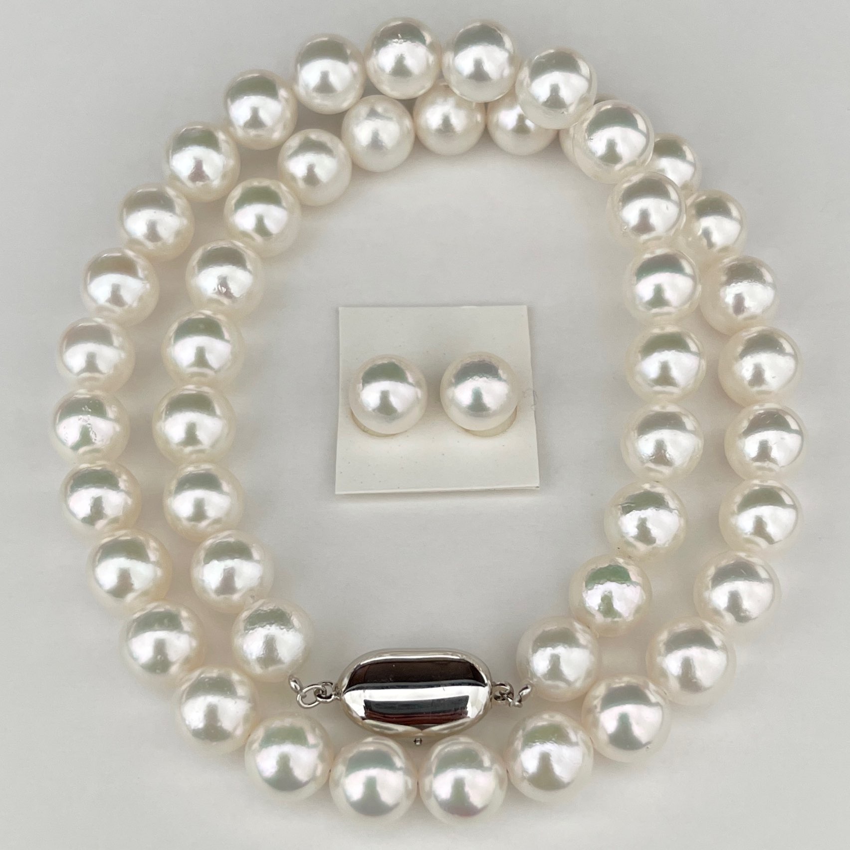 ホワイト系アコヤ本真珠ネックレス8.5-9.0㎜を上から全体を至近距離から見ている