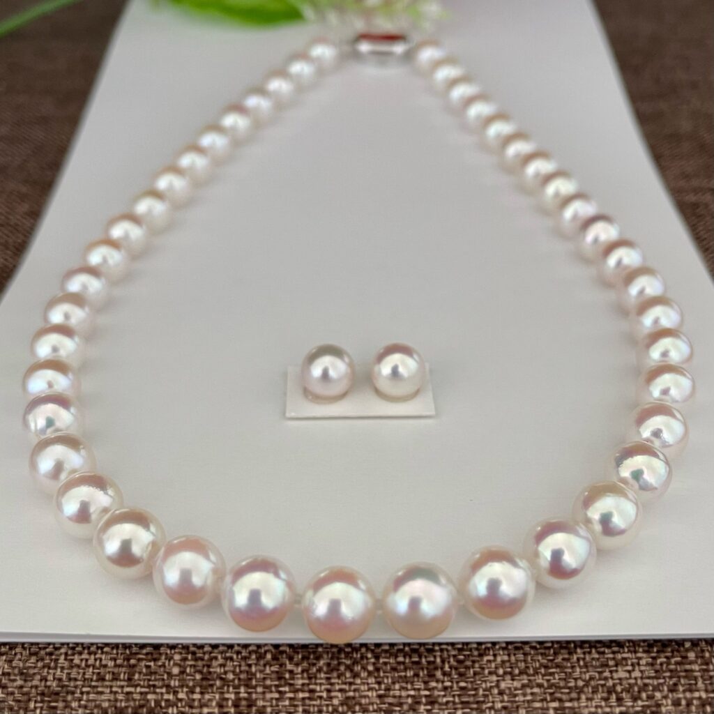 アコヤ真珠ネックレス特価品8.5-9.0㎜ペア付きセットホワイトピンクを正面から見ている