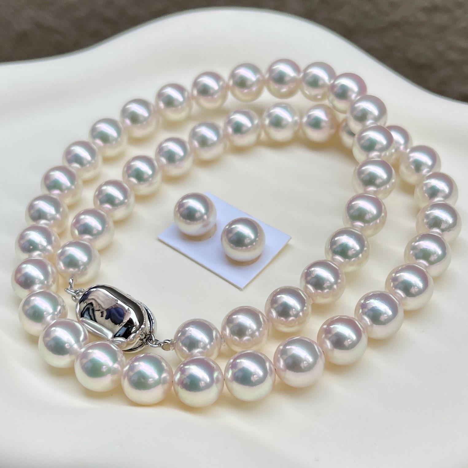 オーロラ天女あこや真珠ネックレス8.5-9.0㎜ペア付きTOP ELEGANTモデルセットを斜め前から見ている