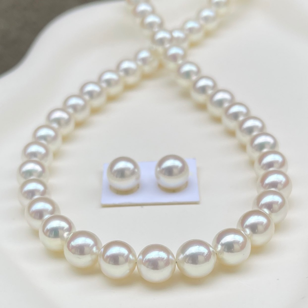 オーロラロゼ真珠ネックレス7.5-8.0㎜無調色真科研鑑別付きを正面から見ている