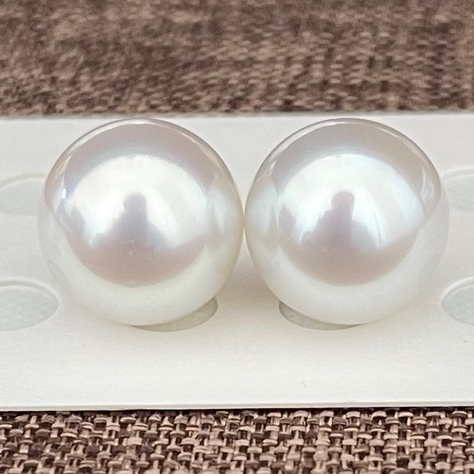 白蝶真珠ピアス14㎜ビッグサイズ真科研オーロラヴィーナス鑑別付き特別セットを正面から見ている