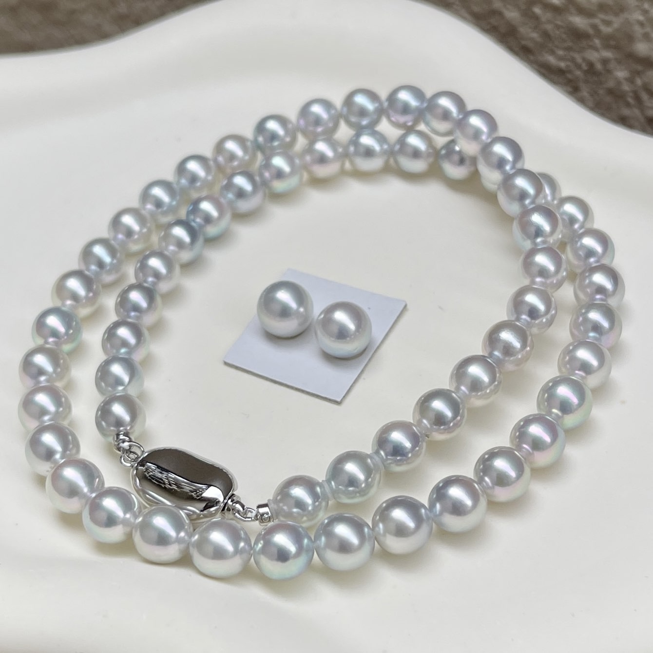 ナチュラルグレーパールアコヤ6.5-7.0mm TOP ELEGANTを斜め前から見ている