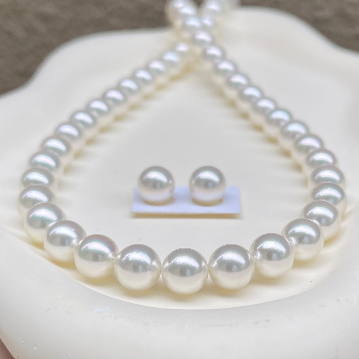 厚巻きオーロラ花珠無調色8.5-9.0㎜あこや真珠ネックレスエレガントなテリを正面から見ている