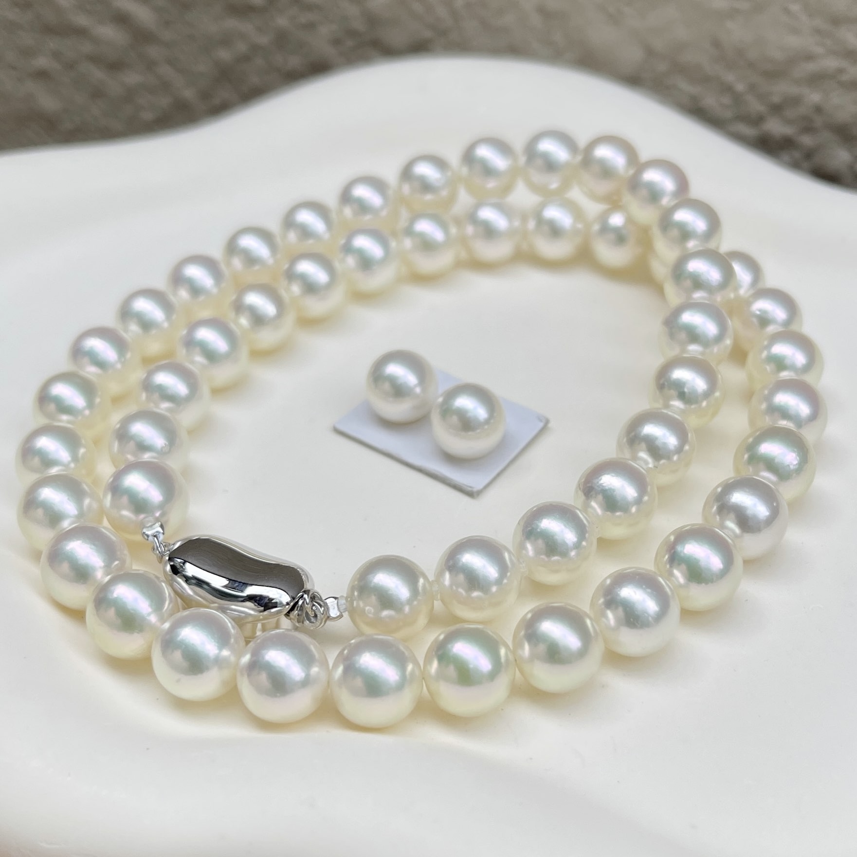 無調色アコヤ真珠ネックレス8.0-8.5㎜鑑別付きお値打ちセットテリ巻重視品を斜め前から見ている