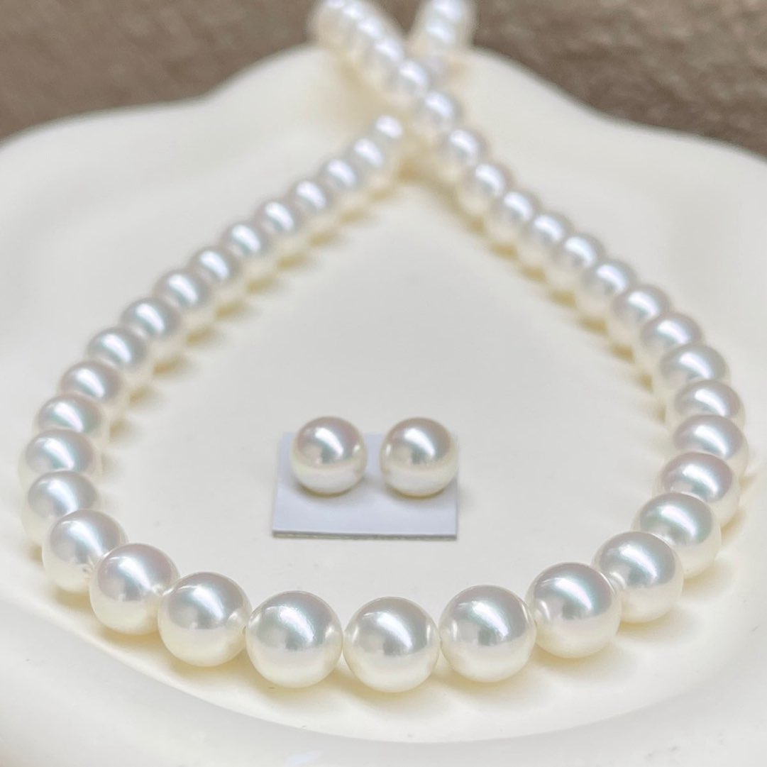 準花珠鑑別付き8.0-8.5㎜無調色アコヤ真珠ネックレスハイクラスセット超お値打ち品を正面から見ている