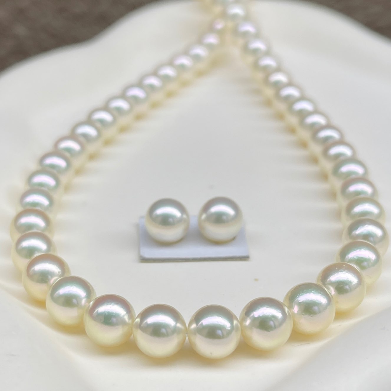 あこや真珠ネックレス越物仕様7.5-8.0㎜無調色テリ巻き重視セットを正面から見ている