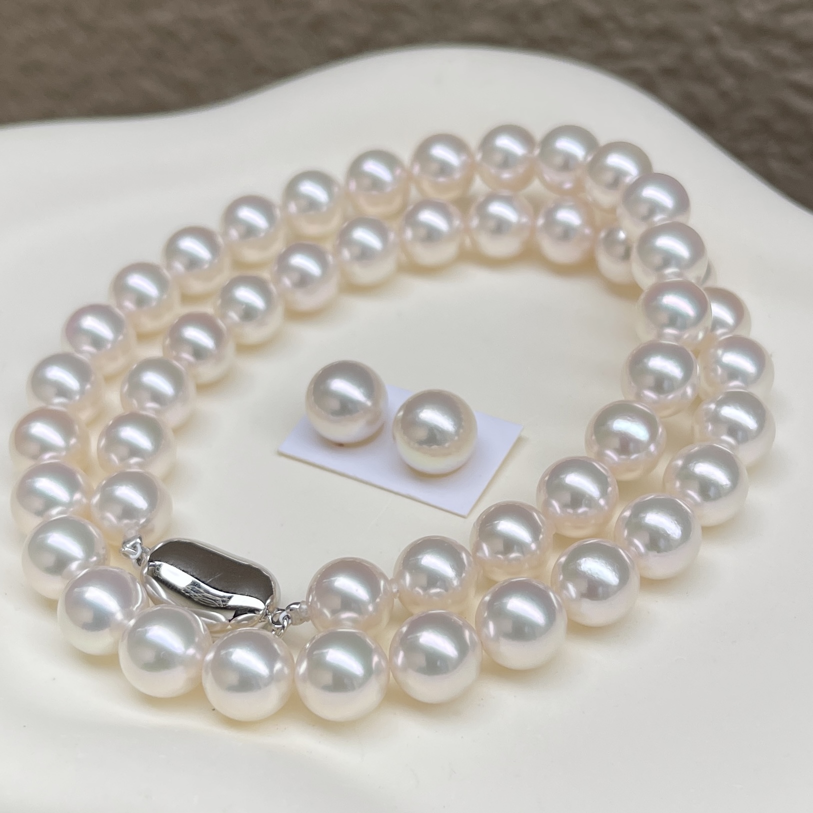 TOPELEGANTオーロラ花珠8.5-9.0mm上質なテリ巻きセットを斜め前から見ている