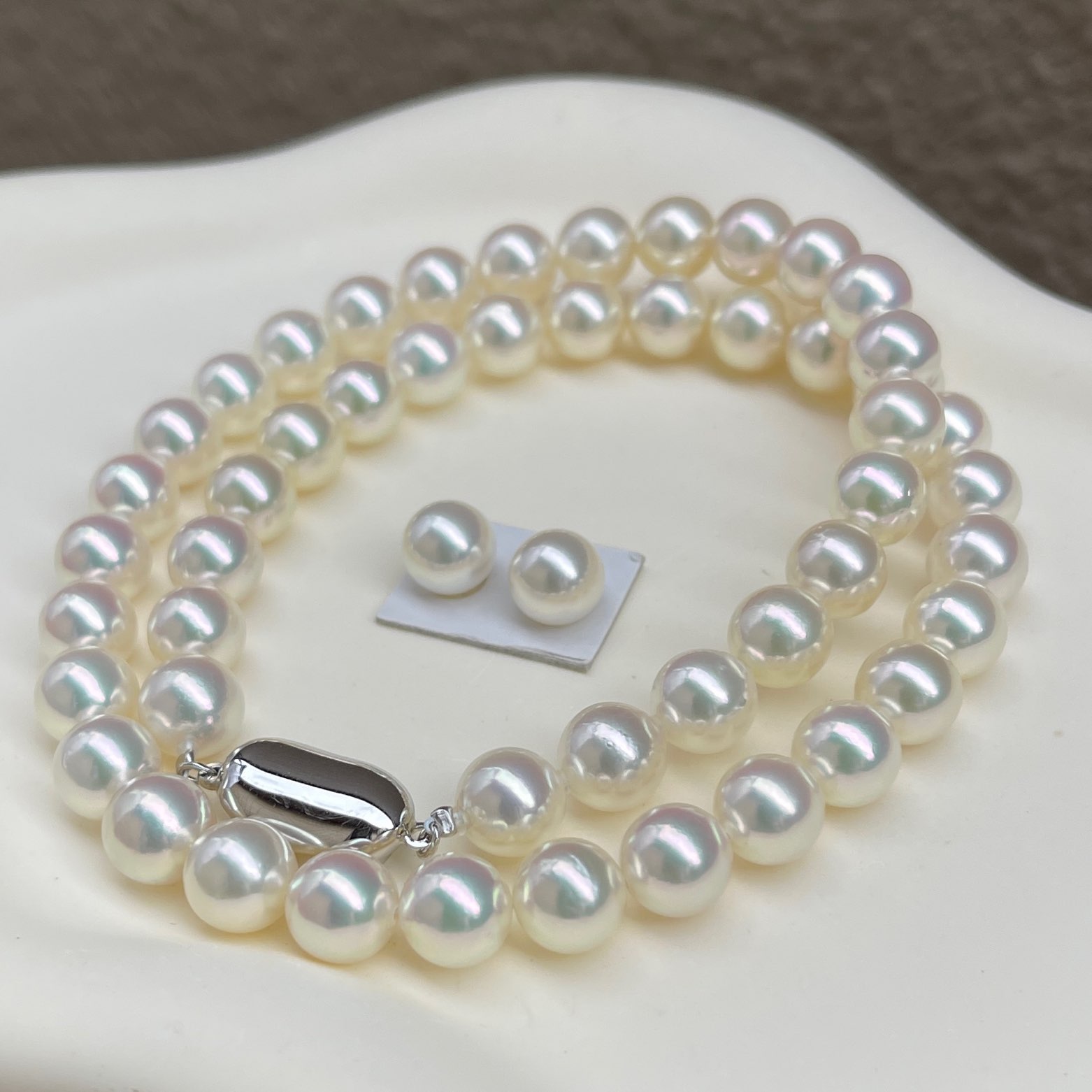 アコヤ無調色真珠ネックレス8.0-8.5㎜極上のテリ！ハイクラスセットFA鑑別付きを斜め前から見ている