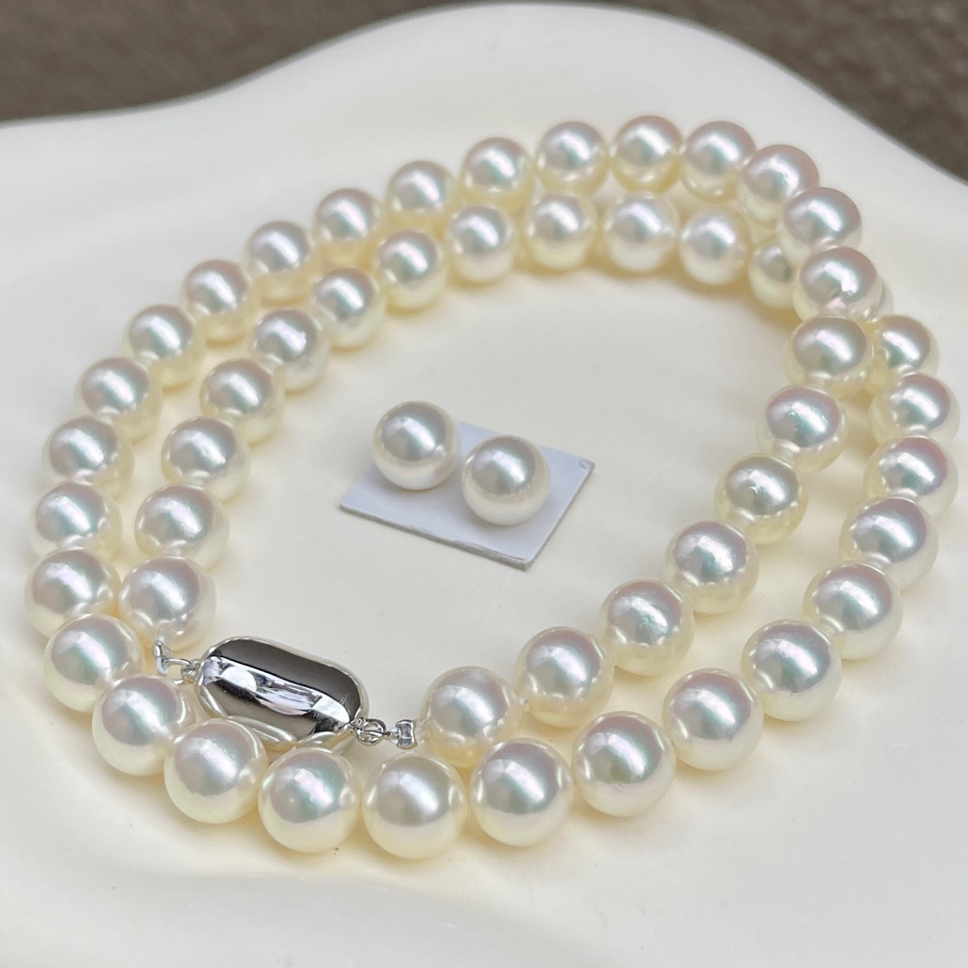 無調色テリ最強ネックレス8.0-8.5㎜アコヤ真珠FA真科研鑑別付きセットを斜め前から見ている。