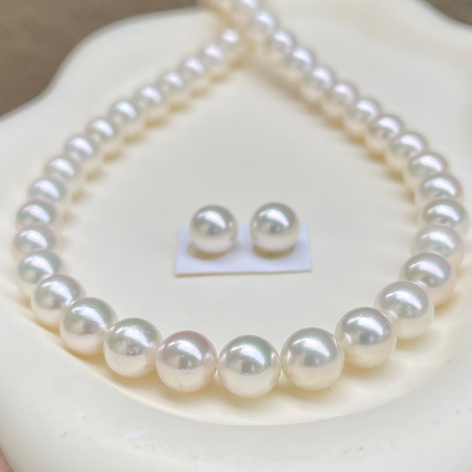 純ホワイト系8.5-9.0㎜あこや真珠ネックレス総研鑑別付きお値打ち品を正面から見ている
