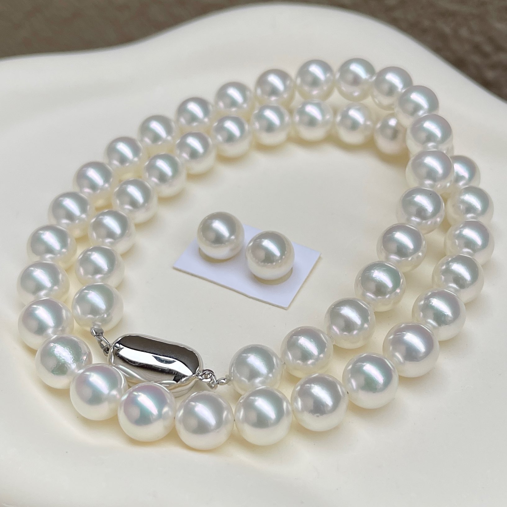 無調色オーロラ花珠8.5-9.0㎜テリ強ハイグレードモデルを斜め前から見ている