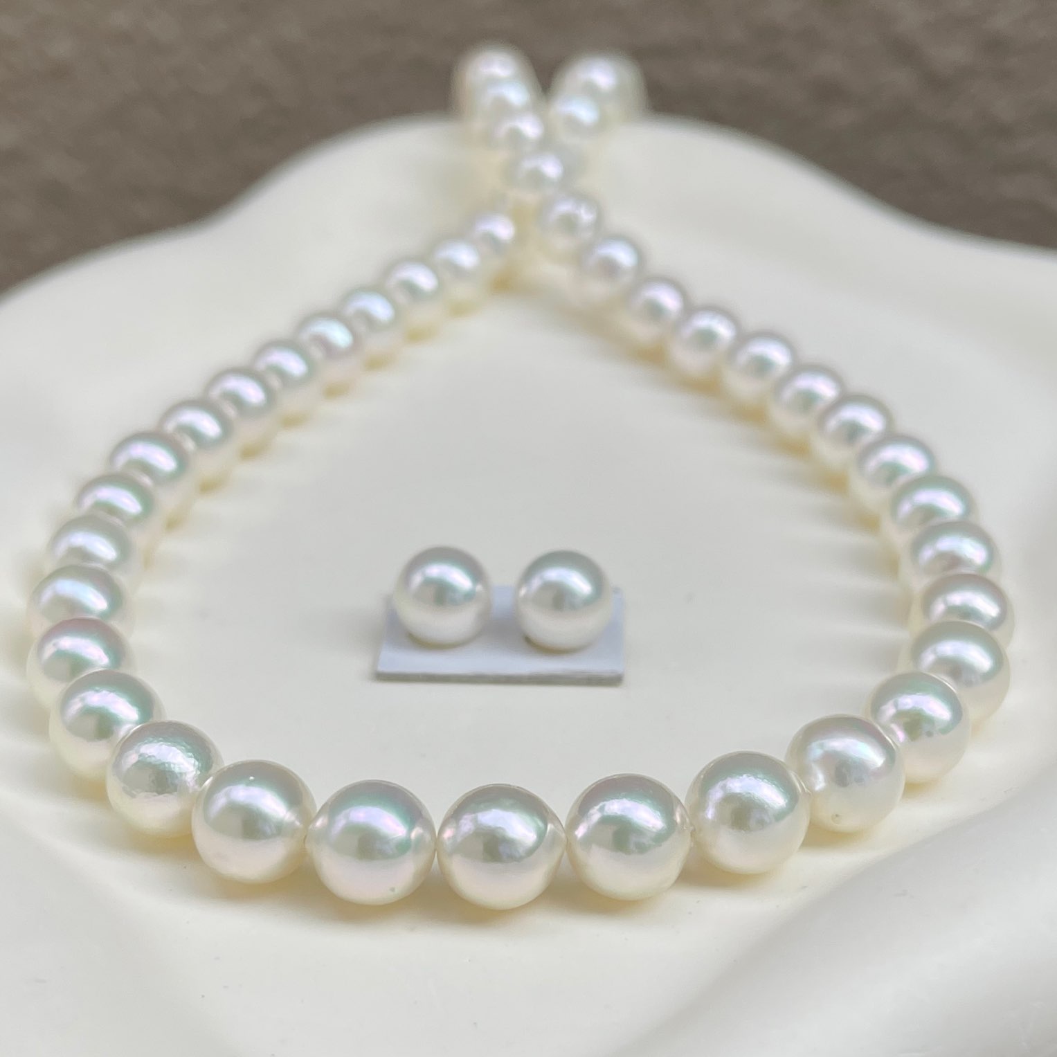 越物アコヤ真珠ネックレス8.0-8.5㎜無調色ホワイト系お値打ちセットを正面から見ている。