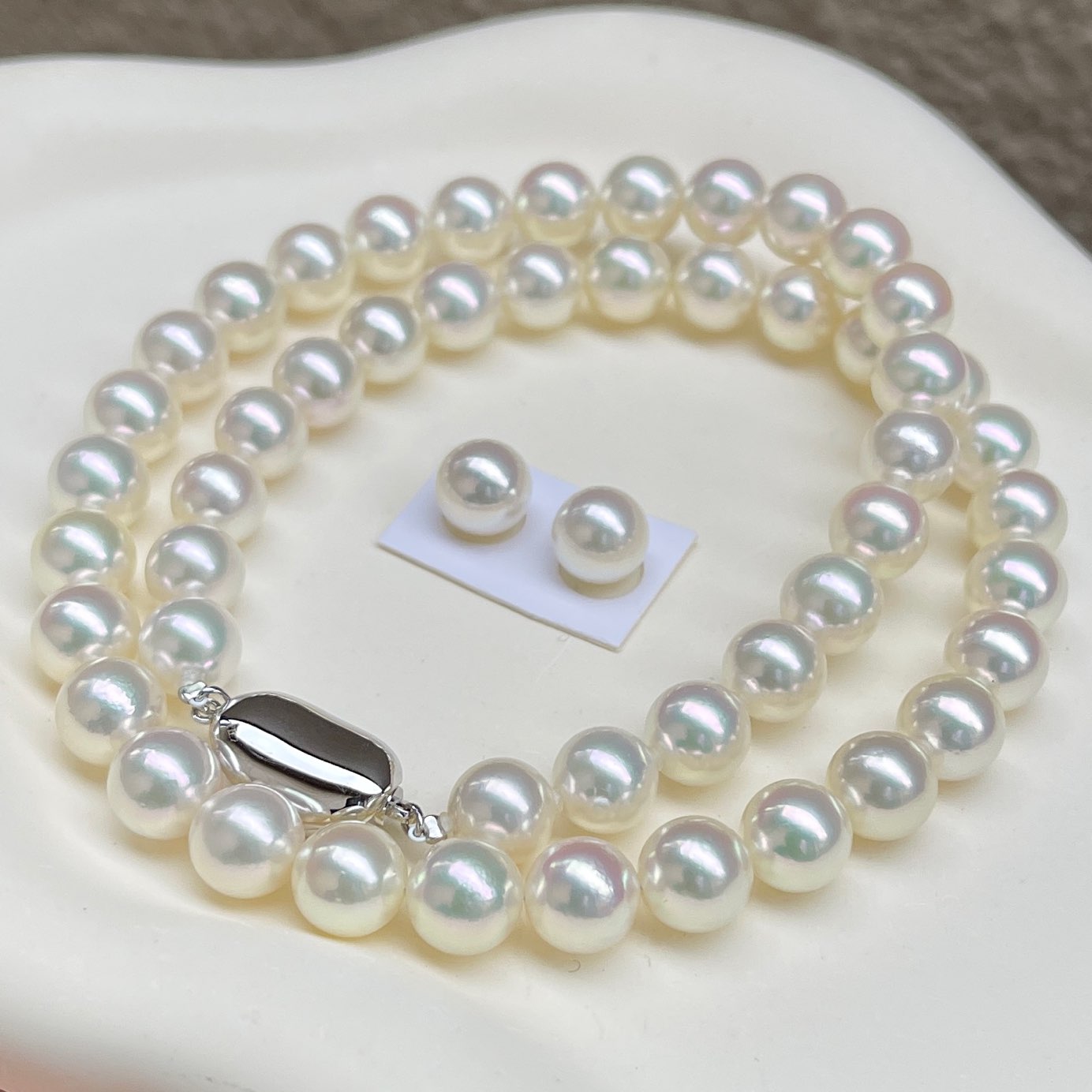 厚巻き良質真珠鑑別付きアコヤパールネックレス8.0-8.5㎜ハイクラスセットを斜め前から見ている