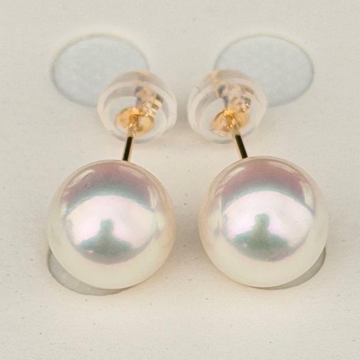 オーロラ天女ピアス8.4㎜無調色鑑別付きエレガントパールを正面から見ている