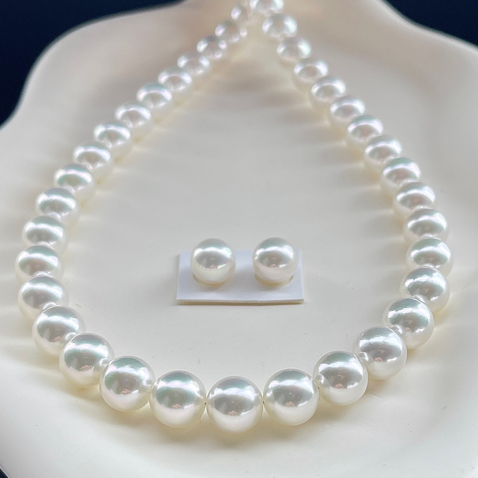 オーロラ花珠無調色8.5-9.0㎜サイズ厚巻き0.7㎜ホワイトエレガントカラーを正面から見ている