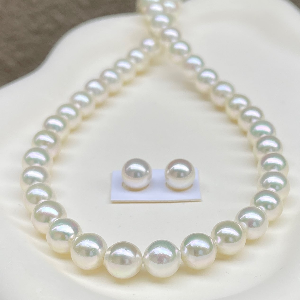 あこや越物真珠ネックレス特価品8.0-8.5㎜サイズ超お値打ち品を正面から見ている