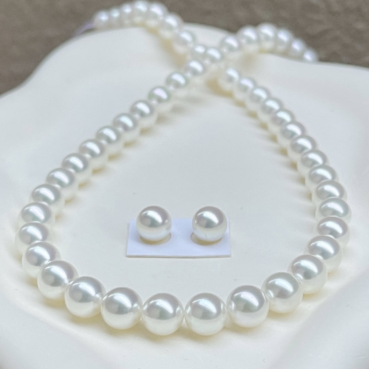 オーロラ花珠8.0-8.5mm無調色アコヤ真珠ネックレス上品なテリセットを正面から見ている