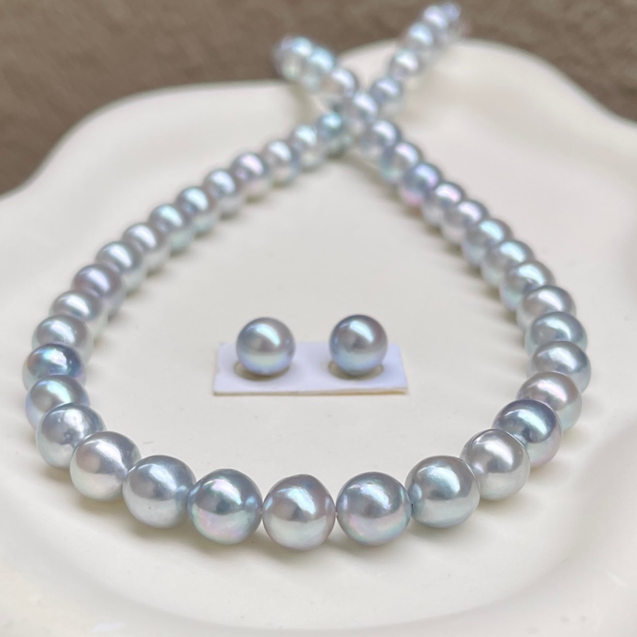 あこやナチュラル系真珠ネックレスFA鑑別付き7.5-8.0mmセット極みのブルーを正面から見ている