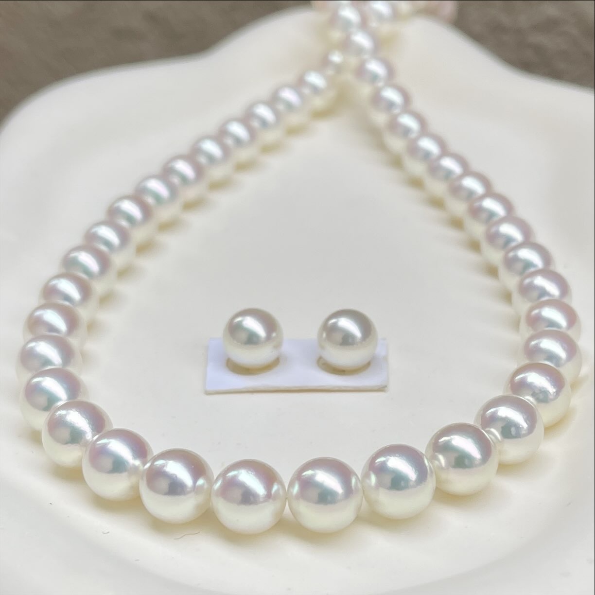 アコヤ花珠真珠ネックレス8.0-8.5㎜テリ最強鑑別付き越物極上品質セットを正面から見ている