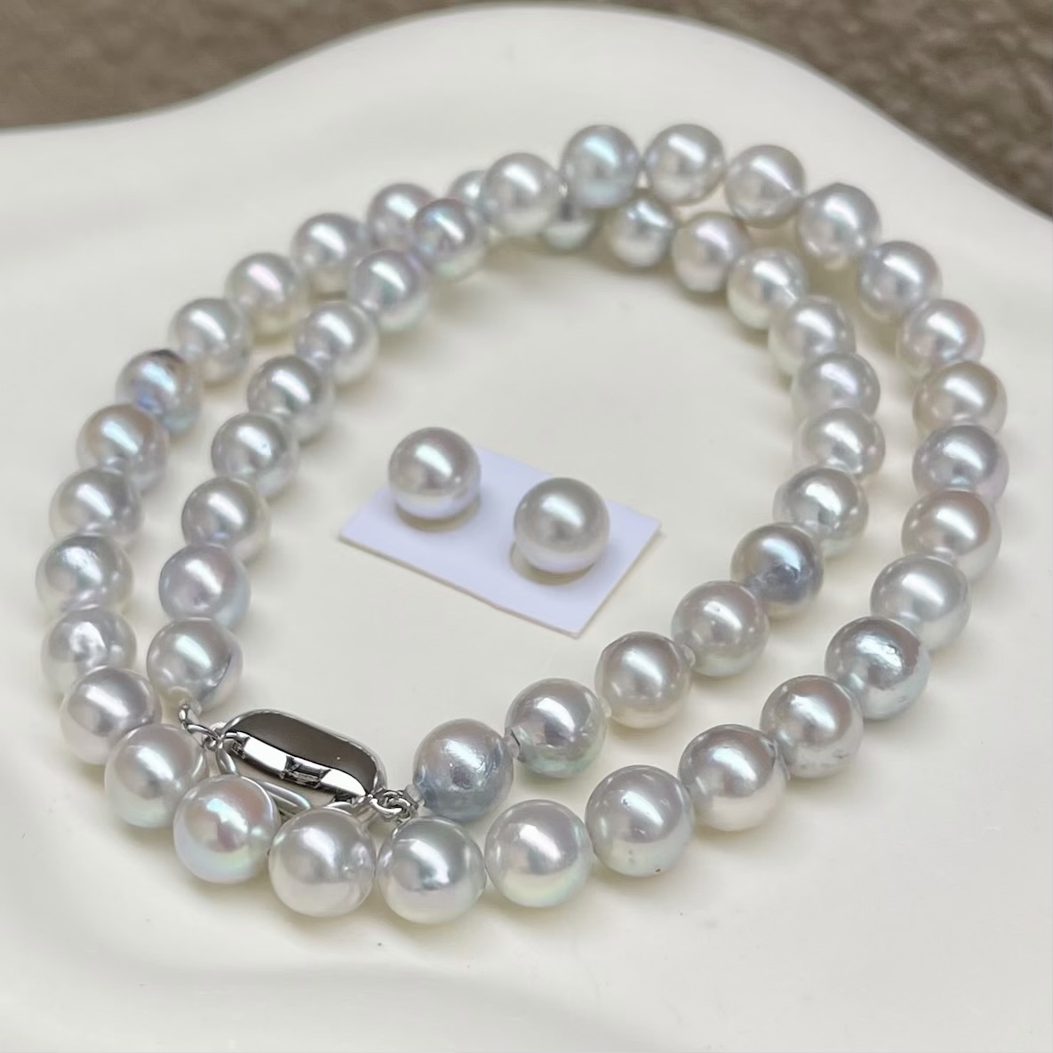 アコヤナチュラルグレーパール7.5-8.0㎜鑑別無しペア付き真珠セットお値打ち品を斜め前から見ている