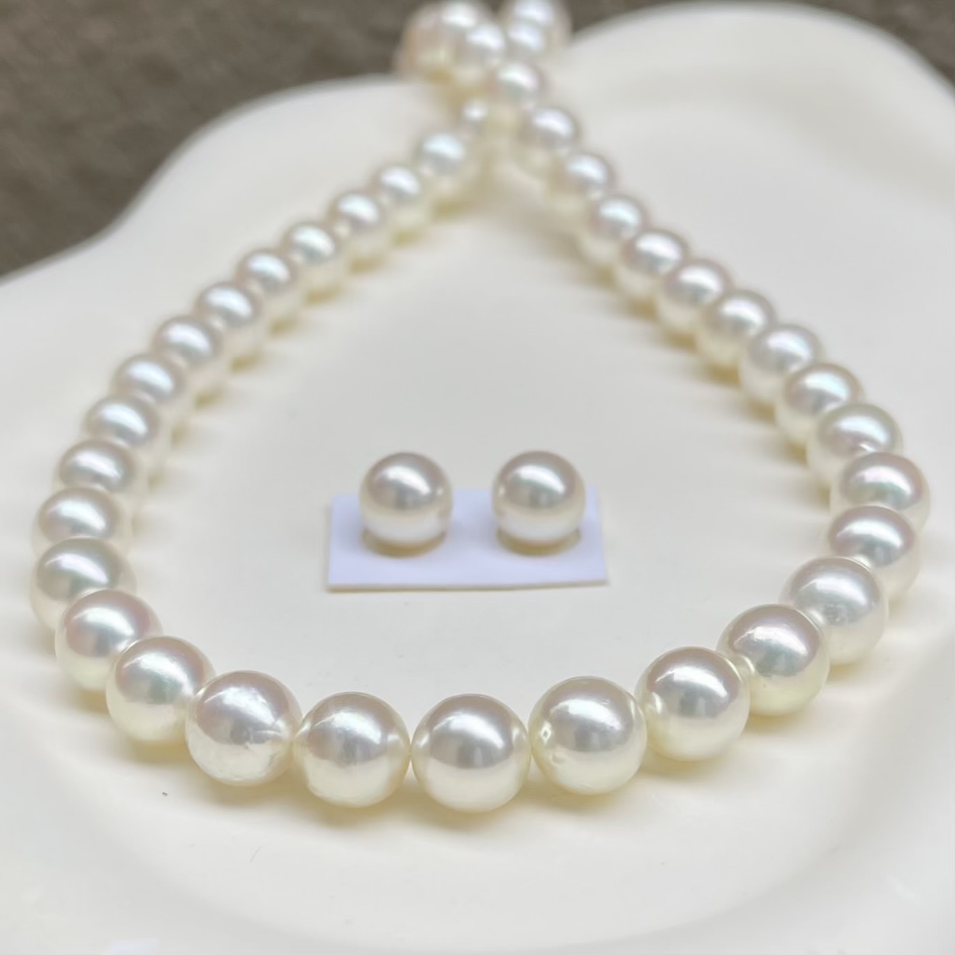 あこや越物パールネックレス8.0-8.5㎜サイズ超お値打ち無調色セットを正面から見ている