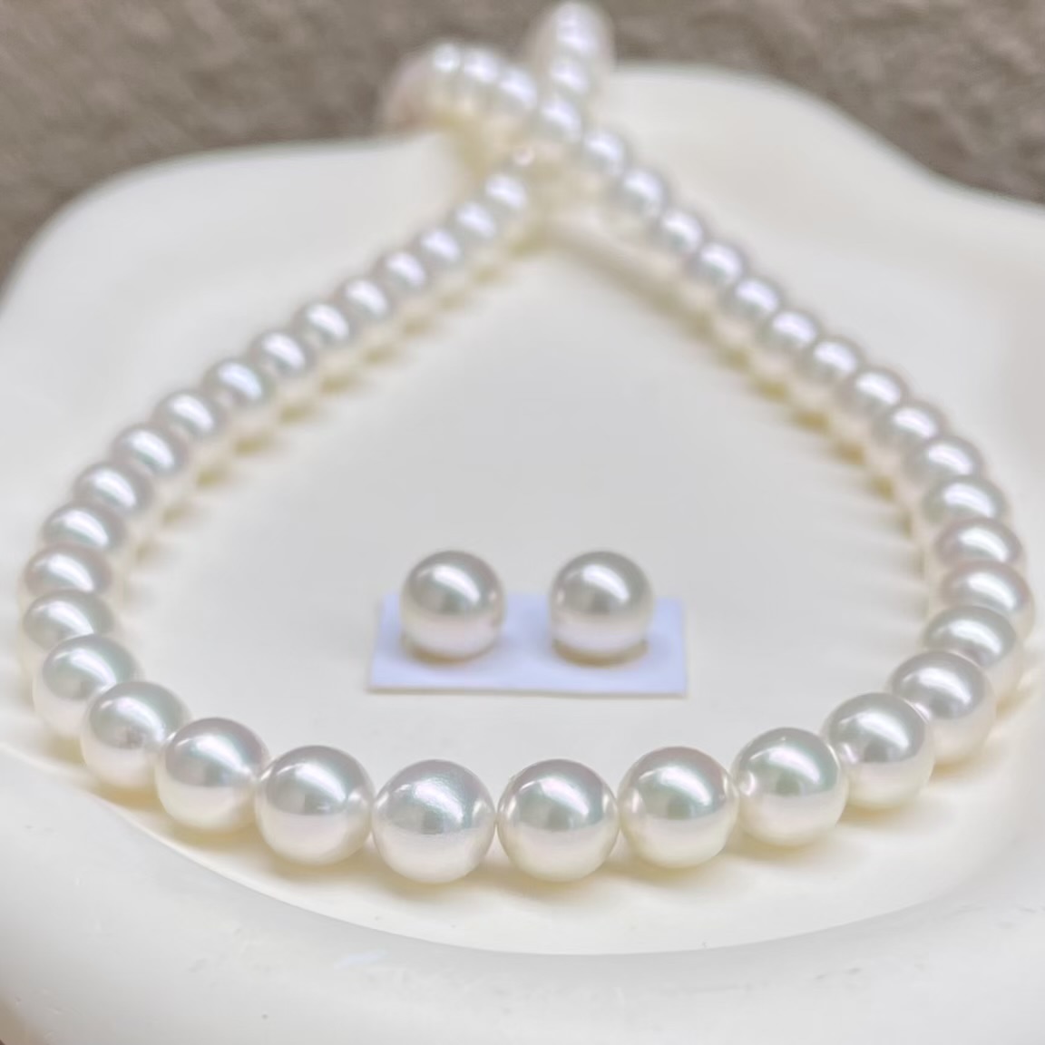 越物準花珠真珠ネックレス7.5-8.0㎜ホワイト系無調色エレガントなテリセットを正面から見ている