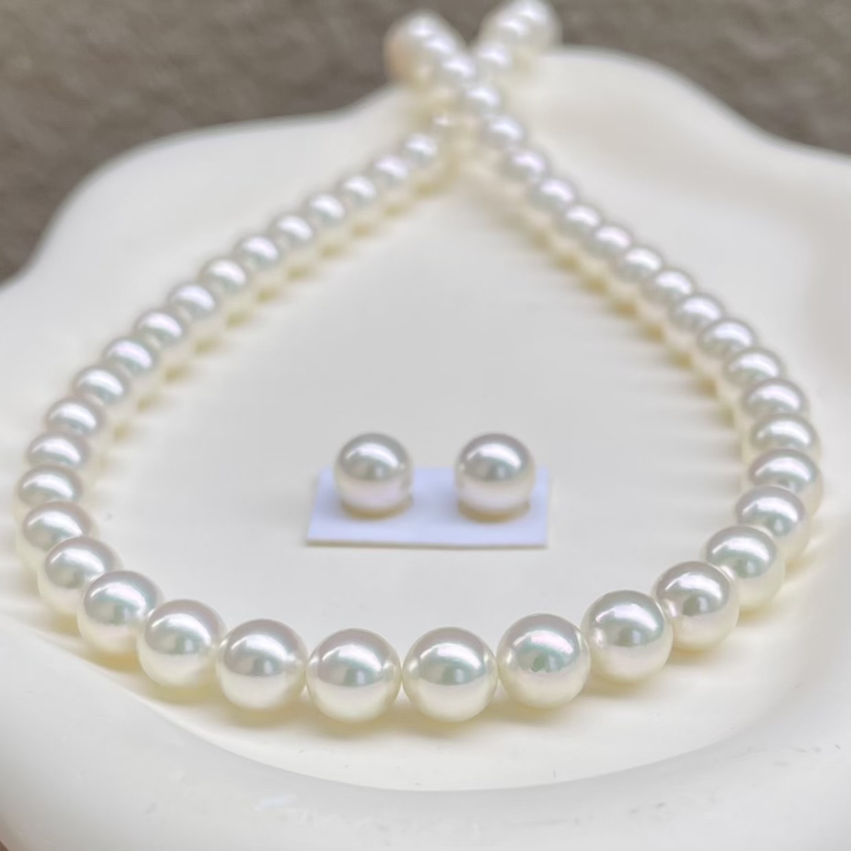 準花珠真珠ネックレス7.5-8.0㎜越物無調色エレガントパールセットを正面から見ている